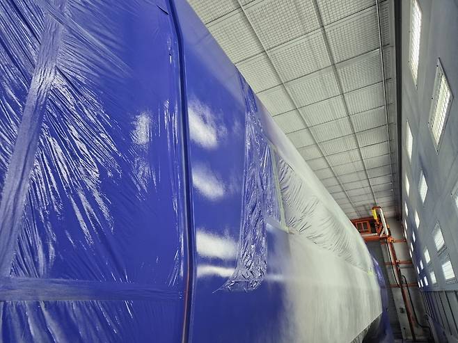 지난 27일 경기 고양시 수도권철도차량정비단 중정비동 차체 도장 B부스 내에서 KTX 산천 열차 외관 도색 작업이 진행되고 있다. 김동환 기자