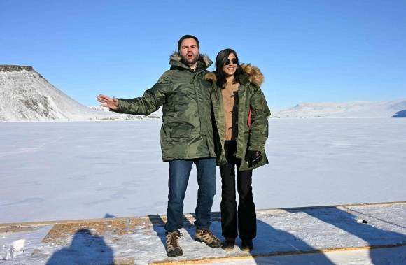 그린란드 피투피크 미 공군 우주기지를 둘러보며 포즈를 취하고 있는 밴스 부통령과 아내 우샤.  AP 연합뉴스