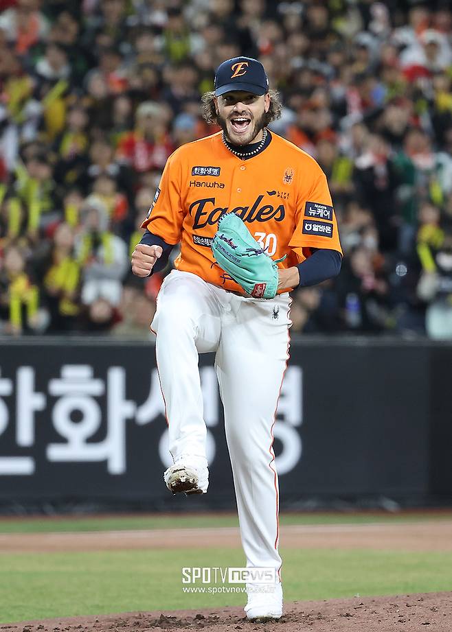 ▲ 한화 외국인투수 코디 폰세가 아웃카운트를 잡고 환호하고 있다. 폰세는&nbsp;28일 대전 한화생명볼파크에서 열린 2025 신한 SOL뱅크 KBO 리그 KIA와의 경기에서 선발투수로 등판해 7이닝 7피안타 1볼넷 8탈삼진 2실점으로 호투하면서 한화의 4연패 탈출을 이끌었다.&nbsp;ⓒ곽혜미 기자