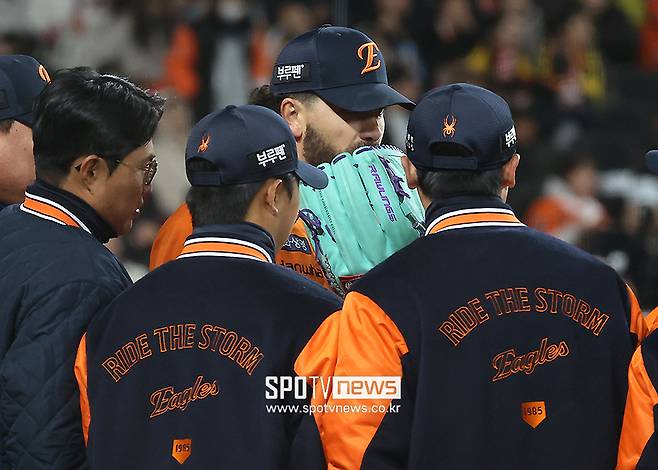 ▲ 한화 외국인투수 코디 폰세가 5회초 투구를 마치고 동료들을 모아 자신의 메시지를 전달하고 있다. 폰세는&nbsp;28일 대전 한화생명볼파크에서 열린 2025 신한 SOL뱅크 KBO 리그 KIA와의 경기에서 선발투수로 등판해 7이닝 7피안타 1볼넷 8탈삼진 2실점으로 호투했고 한화는 7-2로 승리, 4연패의 늪에서 탈출했다. ⓒ곽혜미 기자