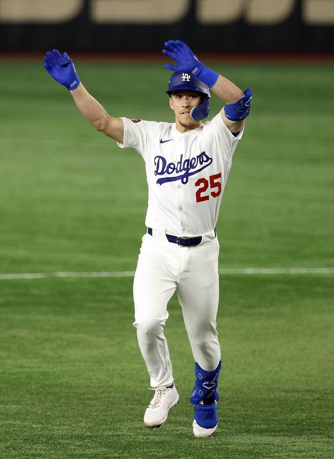 ▲ 지난 19일 도쿄 돔에서 열린 시카고 컵스와 경기에서 홈런을 터뜨리고 기뻐하고 있는 토미 에드먼. ⓒ연합뉴스/EPA