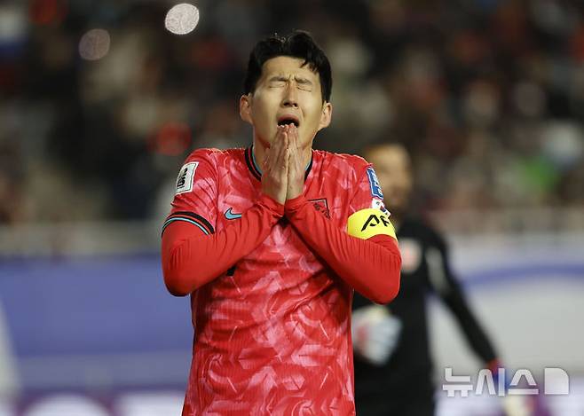 손흥민이 지난 25일 수원월드컵경기장에서 열린 2026 국제축구연맹(FIFA) 북중미 월드컵 아시아 지역 3차 예선 B조 8차전 대한민국과 요르단의 경기 도중 아쉬워하고 있다. /사진=뉴시스