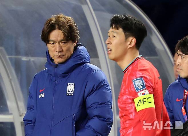 홍명보(왼쪽) 감독과 손흥민. /사진=뉴시스