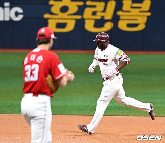 SSG 드류 앤더슨이 28일 키움전 1회말 푸이그에게 홈런을 맞고 베이스를 도는 푸이그를 바라보고 있다.