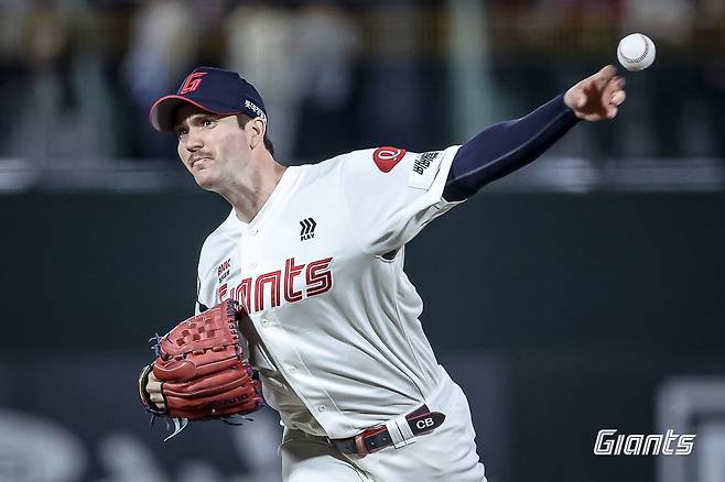 롯데 자이언츠 에이스 찰리 반즈가 28일 부산 사직야구장에서 열린 2025 신한 SOL Bank KBO리그 KT 위즈와의 팀 간 1차전에 선발등판, 7이닝 1실점 호투에도 패전투수가 됐다. 사진 롯데 자이언츠