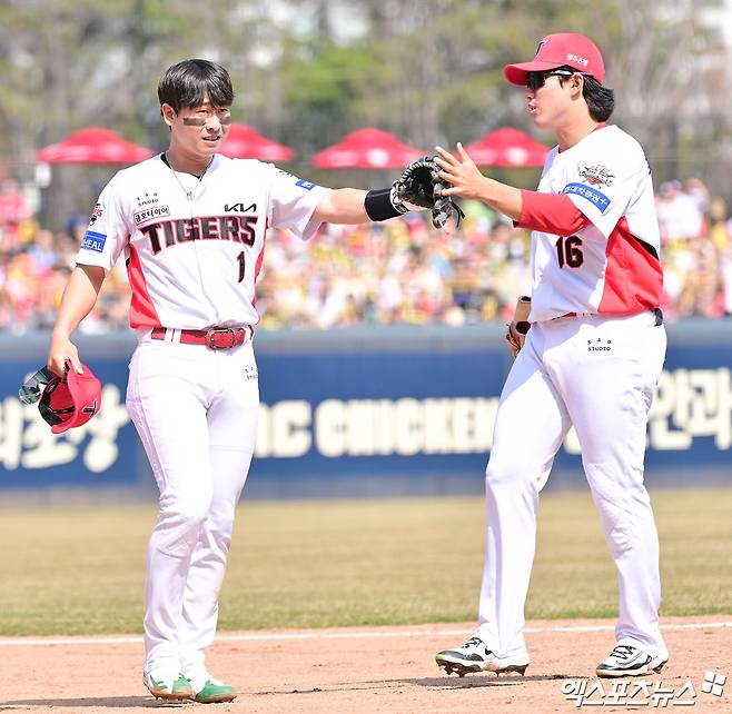 23일 오후 광주기아챔피언스필드에서 열린 '2025 신한 SOL Bank KBO리그' NC 다이노스와 KIA 타이거즈의 경기, 1회초 수비를 마친 KIA 박찬호가 최원준과 하이파이브를 하고 있다. 엑스포츠뉴스DB