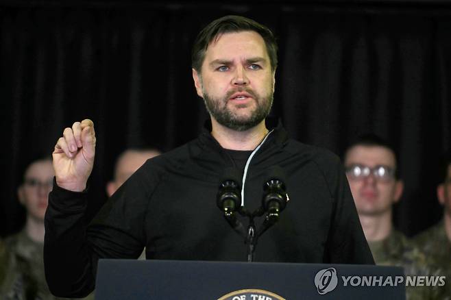 그린란드 미군기지서 연설하는 미 부통령 [AP 연합뉴스. 재판매 및 DB 금지]