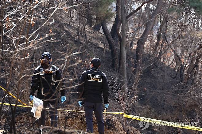 경북산불 발화 추정 지점 현장조사 (의성=연합뉴스) 박세진 기자 = 경북경찰청 형사기동대와 과학수사계가 29일 경북산불 최초 발화 추정 지점인 의성군 괴산리 야산에서 현장 조사를 하고 있다. 2025.3.29 psjpsj@yna.co.kr