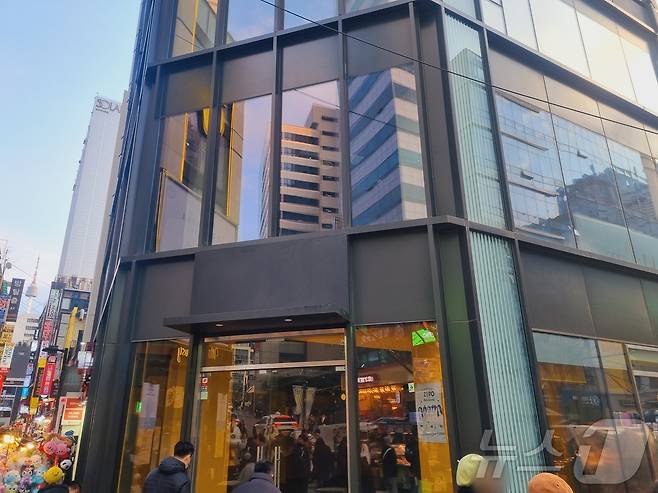 임대차 분쟁 중인 명동 청휘빌딩 A면. YK프렌즈가 철수한 후 아직 공실 상태다. 2025.3.18. / 뉴스1 박혜연 기자