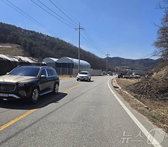 경북 의성발(發) 산불이 진화된 이후 첫 휴일인 30일 안동시 길안면과 청송군을 잇는 길안청송길 도로를 이용하는 승용차와 승합차가 부쩍 늘었다.(재판매 및 DB 금지) 2025.3.30/뉴스1