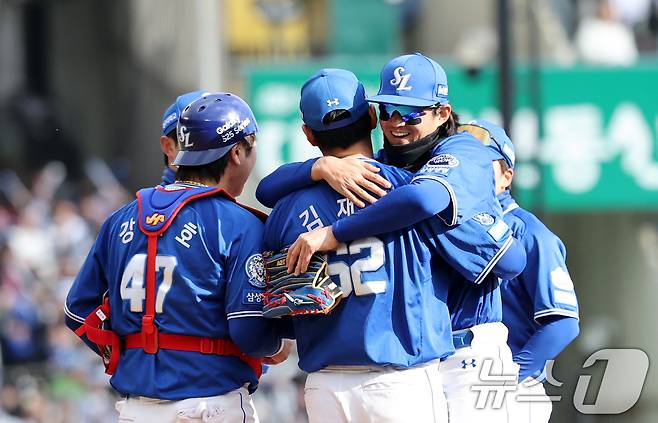 30일 오후 서울 송파구 잠실야구장에서 열린 프로야구 '2025 신한 SOL 뱅크 KBO리그' 삼성라이온스와 두산베어스의 경기에서 3대2로 승리한 삼성 선수들이 기뻐하고 있다. 2025.3.30/뉴스1 ⓒ News1 이승배 기자