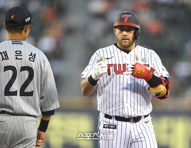 LG 오스틴이 26일 잠실야구장에서 열린 2025 KBO 리그 한화와 경기 1회말 1사1루 좌전안타를 친 후 세리머니를 하고 있다. 잠실 | 최승섭기자 thunder@sportsseoul.com