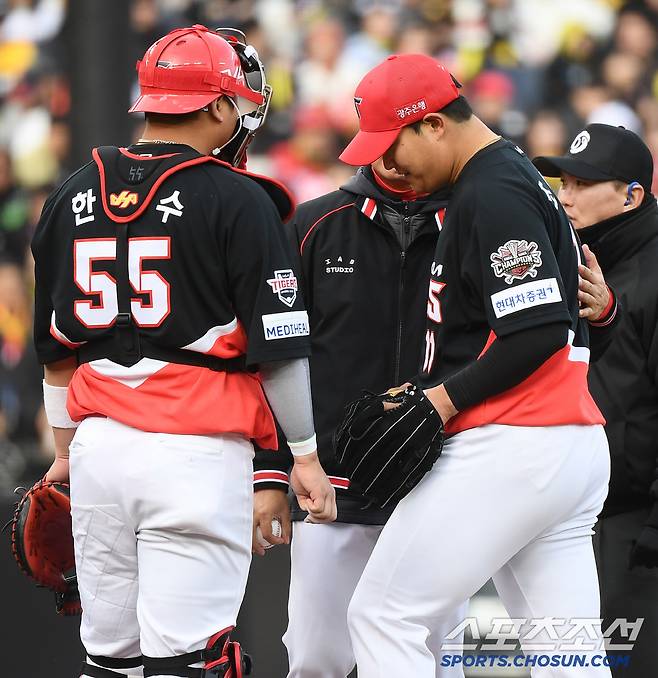 29일 대전 한화생명볼파크에서 열린 KIA-한화전. 8회말 1사 2, 3루에서 조상우가 강판되고 있다. 대전=정재근 기자 cjg@sportschosun.com/2025.3.29/