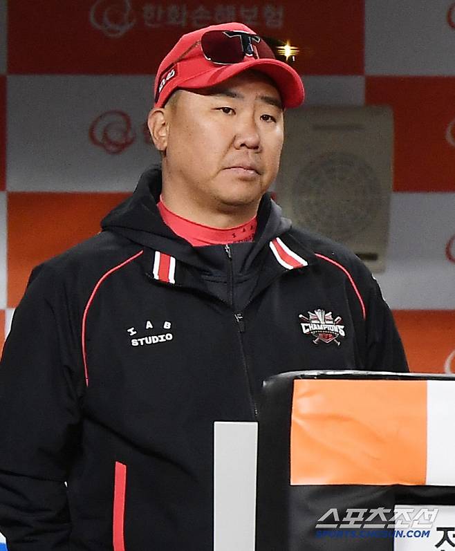 28일 대전 한화생명볼파크에서 열린 KIA-한화전. 역전을 허용한 KIA 이범호 감독이 아쉬워하고 있다.  대전=정재근 기자 cjg@sportschosun.com/2025.3.28/
