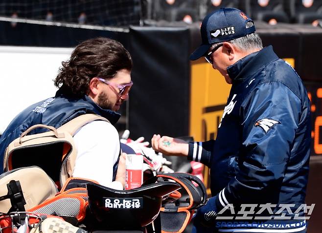 김 감독이 꺼낸 캔디를 유심히 살피는 폰세.