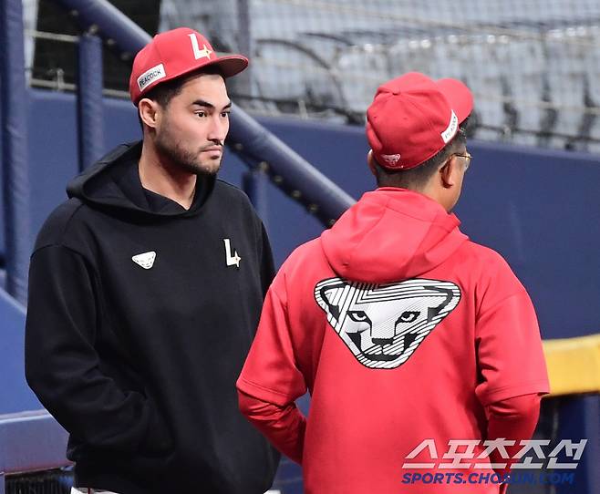 30일 고척스카이돔에서 열리는 KBO리그 키움과 SSG의 경기. 경헌호 투수코치와 대화를 나누고 있는 미치 화이트. 고척=송정헌 기자songs@sportschosun.com/2025.03.30/