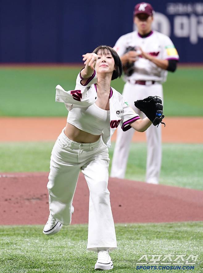 힘차게 시구하는 초아.