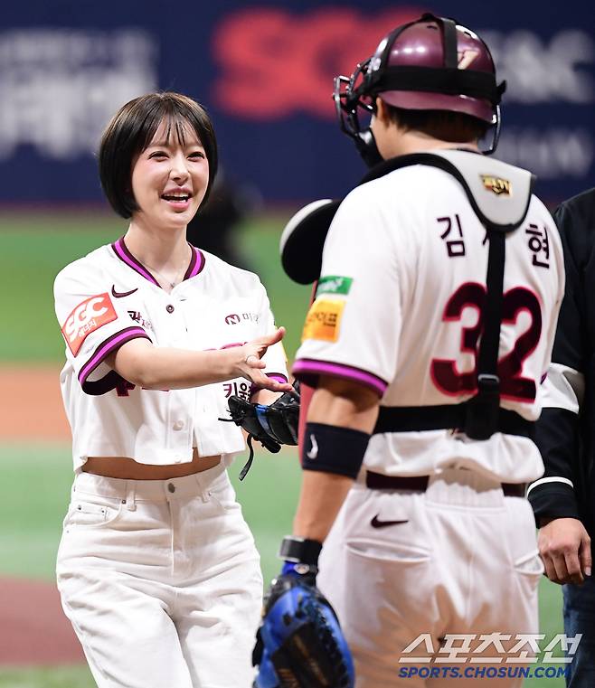 시구를 마치고 김재현 포수와 인사를 나누는 초아.