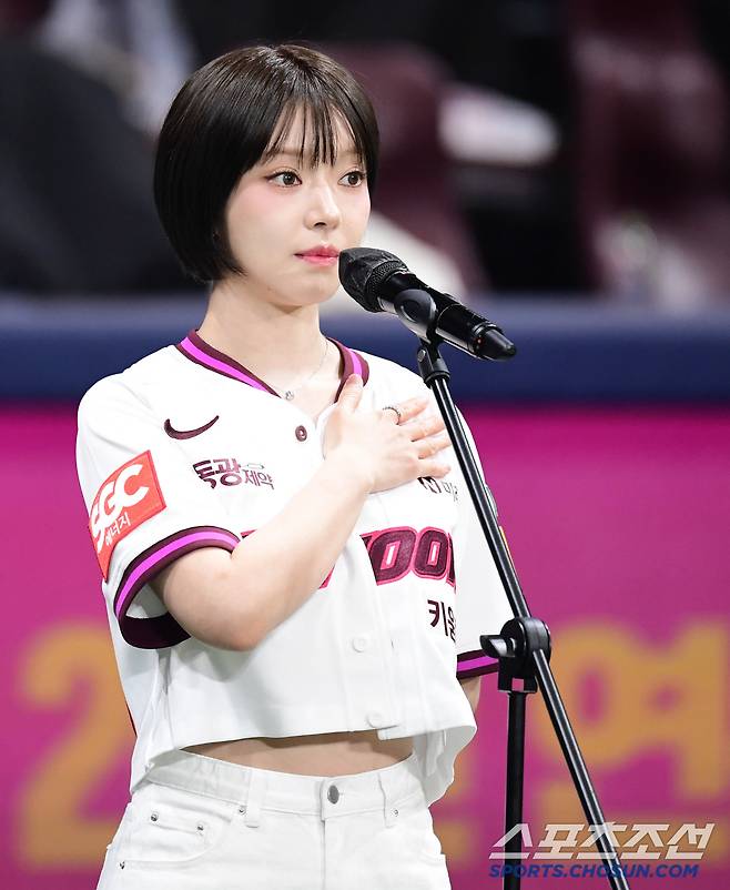 30일 고척스카이돔에서 열린 KBO리그 키움과 SSG의 경기. 기념 시구에 앞서 애국가를 부르고 있는 초아. 고척=송정헌 기자songs@sportschosun.com/2025.03.30/