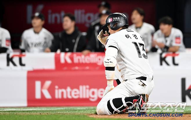 26일 수원KT위즈파크에서 열린 두산과 KT의 경기, 7회말 1사 2루 KT 허경민이 유격수 직선타에 이은 더블플레이로 물러나며 아쉬워하고 있다. 수원=허상욱 기자wook@sportschosun.com/2025.03.26/