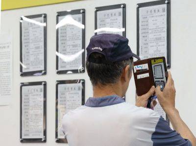 한 시민이 서울서부고용복지플러스센터에서 일자리 정보를 보고 있다. 연합뉴스