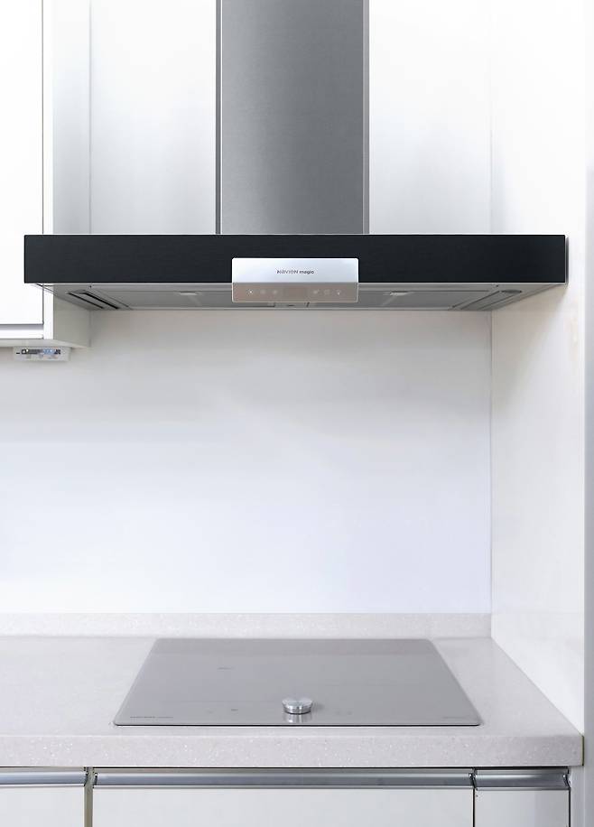 '나비엔 매직' 3D에어후드(위)와 전기레인지. /경동나비엔 제공