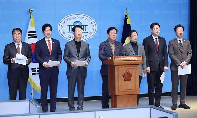 송언석 국회 기획재정위원장(왼쪽 네번째)을 비롯한 국민의힘 기재위 위원들이 30일 오후 서울 여의도 국회 소통관에서 열린 산불 등 재난 예비비 관련 기자회견에서 발언하고 있다. 왼쪽부터 국민의힘 이종욱 의원, 박성훈 의원, 최은석 의원 송 위원장, 박수영 의원, 신동욱 의원, 박수민 의원 ⓒ뉴시스