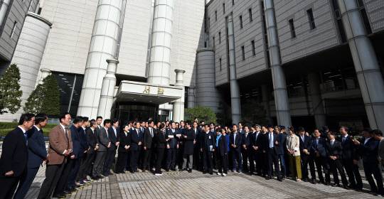 이재명 더불어민주당 대표가 26일 서울고등법원에서 열린 공직선거법 위반 사건 항소심에서 무죄를 선고받은 뒤 입장을 밝히고 있다. 사진공동취재단=연합뉴스.