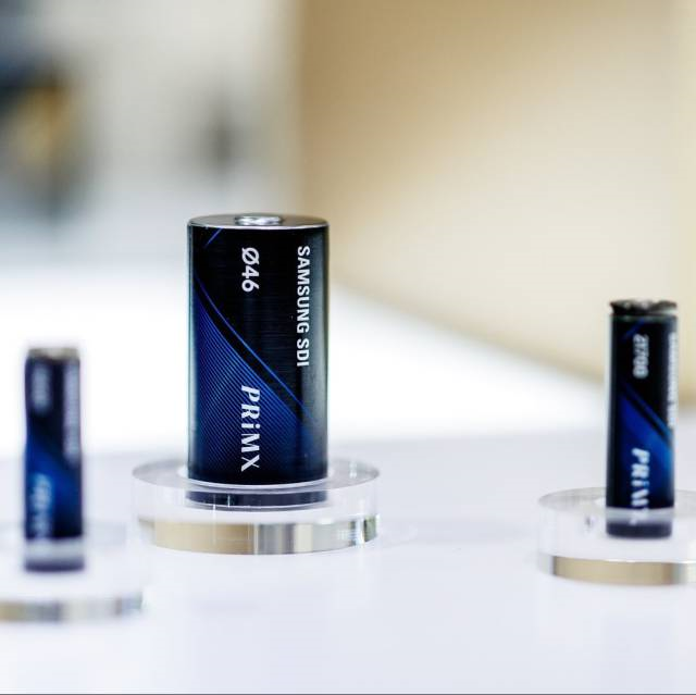 삼성SDI 46파이(지름 46㎜) 원통형 배터리(가운데). 오른쪽은 2170(지름 21㎜·높이 70㎜) 배터리. (사진=삼성SDI)