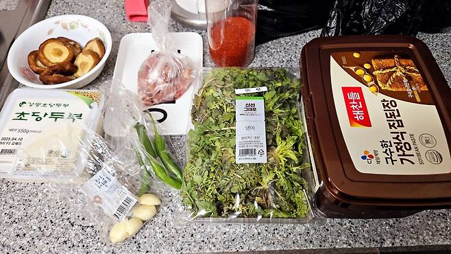 20250329_181619.jpg 냉이 된장찌개에 냉동목심