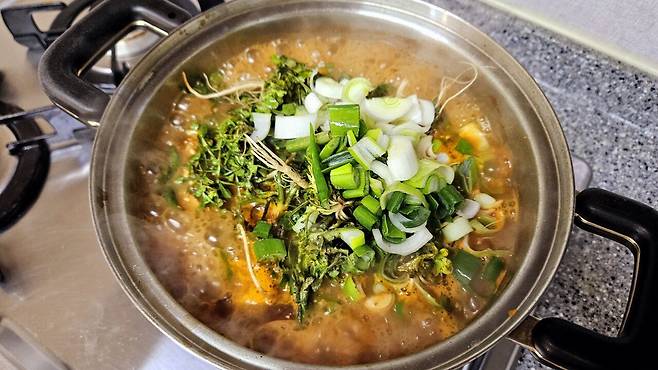 20250329_185031.jpg 냉이 된장찌개에 냉동목심