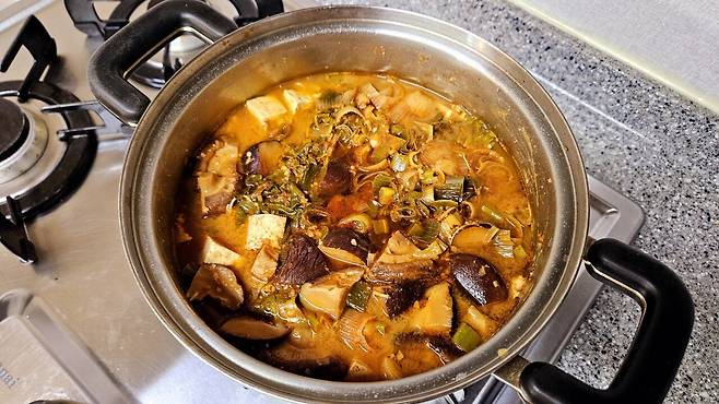 20250329_221741.jpg 냉이 된장찌개에 냉동목심