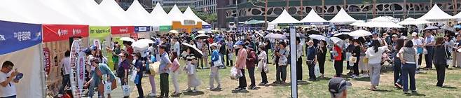 지난해 6월 12일 서울 중구 서울광장, 서울마당, 한국프레스센터 국제회의장에서 동시 개최된 2024 서울식품유통대전(K푸드쇼)를 찾은 시민들이 서울광장에 마련된 K푸드 홍보부스를 방문하고 있다. 사진=박범준 기자