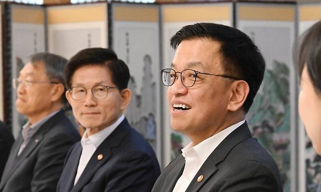 최상목 부총리 겸 기획재정부 장관이 27일 서울 종로구 정부서울청사에서 열린 일자리 창출 우수 9개 기업 대표 오찬간담회에서 발언하고 있다. 기획재정부 제공