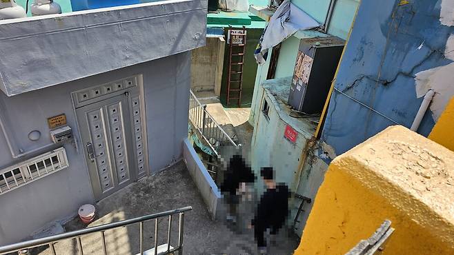 부산 감천문화마을 골목길을 관광객이 지나다니고 있다. 김영동 기자
