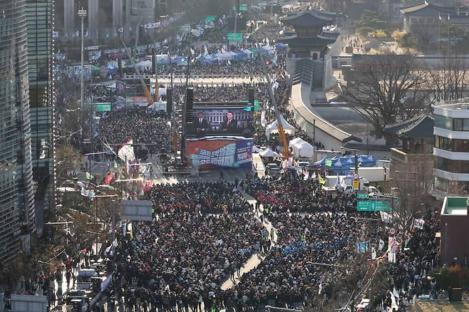 29일 오후 서울 종로구 광화문 일대가 ‘윤석열 즉각 퇴진! 사회대개혁! 범시민대행진 17차’ 참석자들로 붐비고 있다. 김혜윤 기자 unique@hani.co.kr