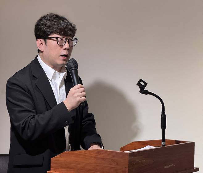 강신규 한국방송광고진흥공사 책임연구위원이 지난 26일 서울 중구 컨퍼런스하우스달개비에서 열린 '제1회 미디어 이슈와 콘텍스트' 세미나에서 OTT 광고형 요금제 현황을 발표하고 있다. 디지털산업정책연구소 제공