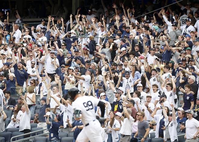 저지가 30일(한국시간) 열린 밀워키와 홈 경기 3회 말 만루 홈런을 터뜨리자 홈 팬들이 기뻐하고 있다. UPI=연합뉴스