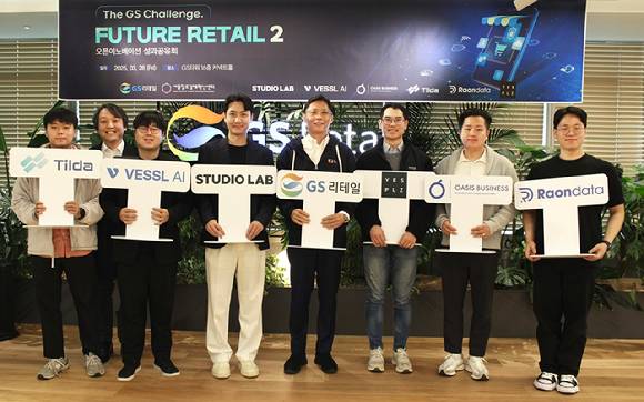 허서홍 GS리테일 대표이사(우측 4번째) 와 6개 스타트업 임직원들이 기념사진을 촬영하고 있다. [사진=GS리테일]