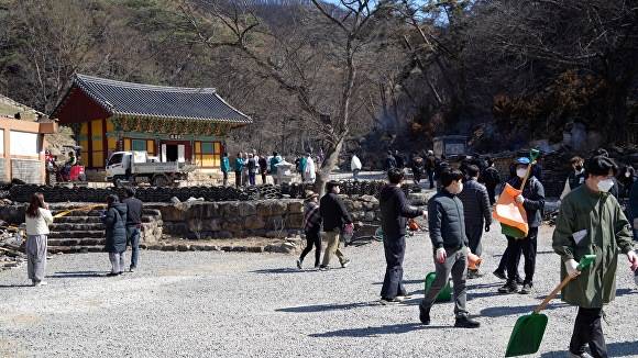 능인학원·대불청·죽림사 신도 등 100여명의 봉사자들이 의성 고운사 산불 피해 복구에 총력을 기울리고 있다. [사진=죽림사]