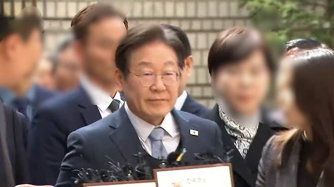이재명 더불어민주당 대표가 지난 26일 오후 서울 서초구 서울고등법원에서 열린 공직선거법 위반 혐의 항소심 선고공판에 출석하고 있다. (SBS 캡처)