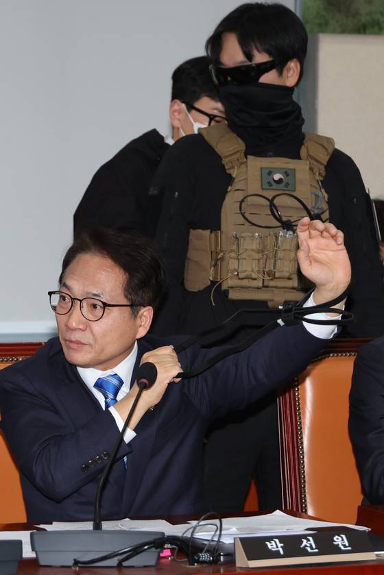 2월 21일 국회에서 열린 ‘윤석열 정부의 비상계엄 선포를 통한 내란 혐의 진상규명 국정조사 특별위원회’ 전체회의에서 박선원 더불어민주당 의원이 계엄 당시 특전사 대원들이 지참한 것과 같은 케이블 타이를 시연하며 문 봉쇄용이아니라 정치인 체포용이었음을 주장하고 있다. [연합뉴스]