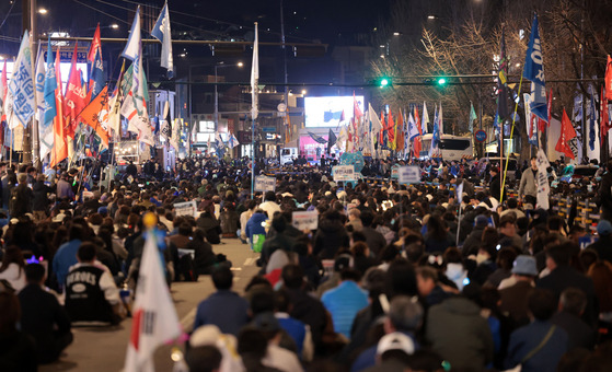 26일 서울 종로구 경복궁역 인근 자하문로에서 윤석열 대통령 탄핵을 촉구하는 단체와 시민들이 구호를 외치고 있다. 연합뉴스