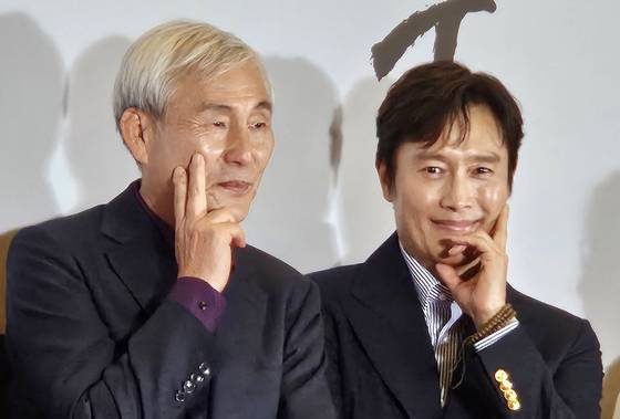 지난 19일 열린 영화 '승부' 시사회 때 같은 포즈를 취한 조훈현 9단과 이병헌 배우. 조훈현 역할을 한 이병헌이 조훈현도 깜짝 놀랄 정도로 조훈현의 습관을 잘 포착해 연기했다. 손민호 기자