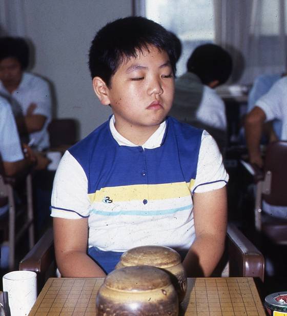 1980년대 중반 입단 무렵의 이창호. 이창호는 우량아 선발대회에서 전국 2위를 했을 정도로 어렸을 때 통통했다. 무심한 표정은 똑같다. 사진 한국기원