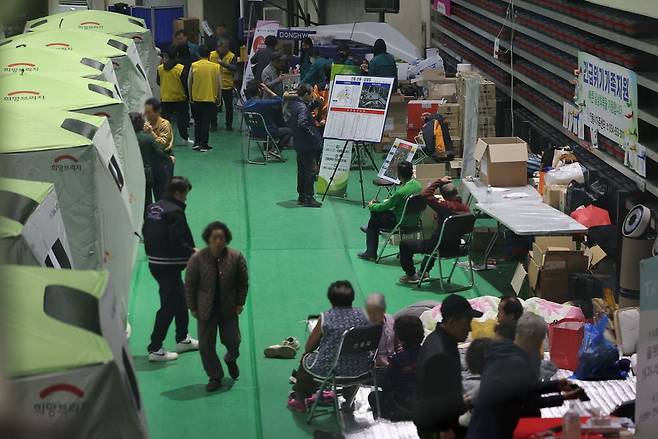 30일 경북 안동체육관에 마련된 산불대피소에서 이재민들이 휴식을 취하고 있다. 연합뉴스