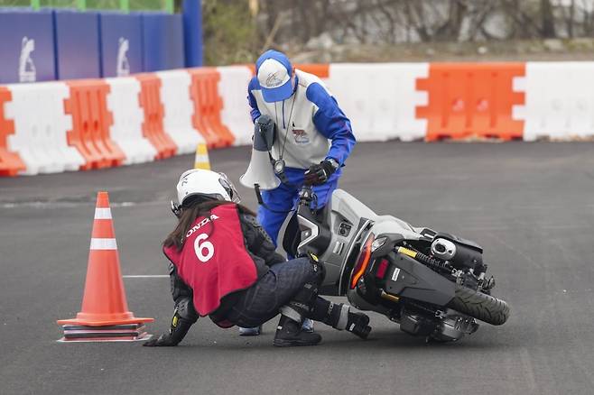 혼다 에듀케이션 센터에서 비기너 코스 스쿠터 교육을 받고 있는 모습./사진=혼다코리아
