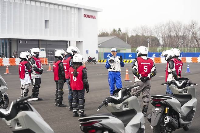 혼다 에듀케이션 센터에서 비기너 코스 스쿠터 교육을 받고 있는 모습./사진=혼다코리아