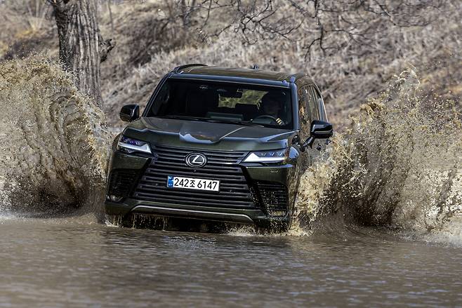 ‘디 올 뉴 LX 700h’가 도하 기능을 선보이고 있다. 렉서스코리아 제공