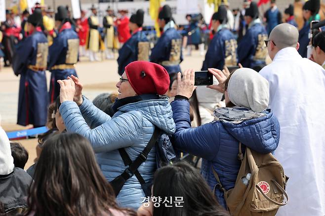30일 오전 서울 종로구 경복궁에서 관람객들이 전국 수문장 임명의식을 보고 있다. 2025.03.30.정지윤 선임기자